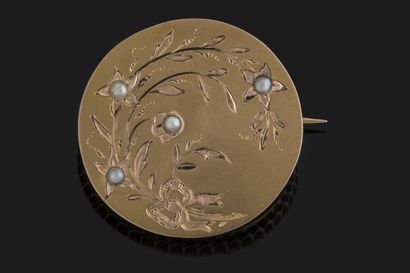 Round brooch in yellow gold (750 thousandths)...