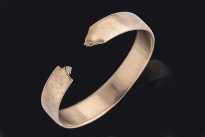 A yellow gold wedding band. 
B.P.: 2.8 g