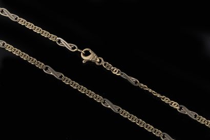Collier orné de maillons en « huit » à deux...