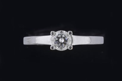 Bague solitaire en or gris (750 millièmes)...