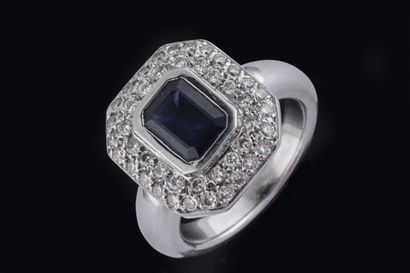 Rectangular cutaway ring in white gold (750...