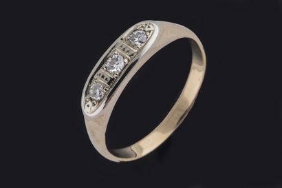 Cartouche-shaped ring set with 3 diamonds...
