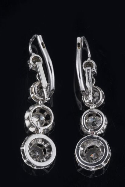 Pair of earrings in white gold (750 thousandths)...