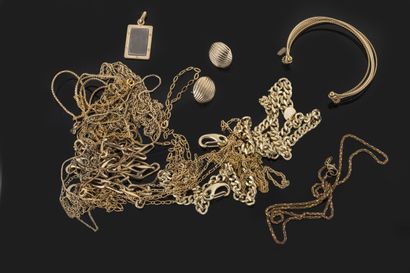 Lot of costume jewelry in gold metal: necklaces,...