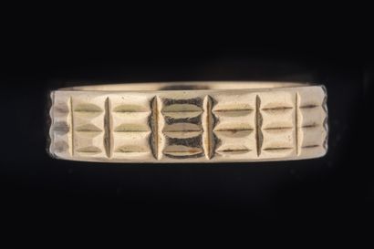 Ring in gold (750 thousandths) with striated...