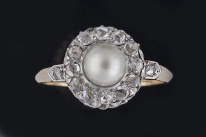 Antique daisy ring in platinum (850 thousandths)...