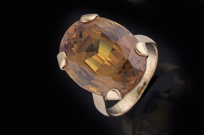 Bague centrée d’une pierre d’imitation ovale...