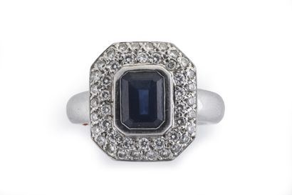 Rectangular cutaway ring in white gold (750...