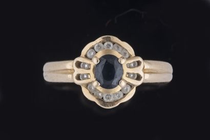 Yellow gold (585 thousandths) daisy ring...
