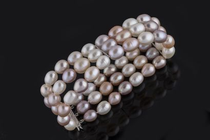 Three-row bracelet with tinted mother-of-pearl...