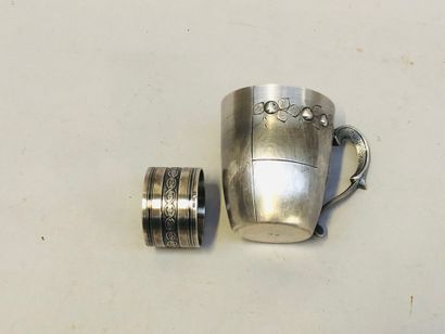 Lot comprenant: Une timbale en métal, un...