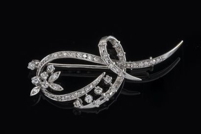 Broche volutes sertie de diamants de taille...