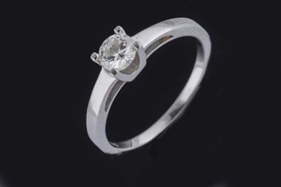 Bague solitaire en or gris (750 millièmes)...