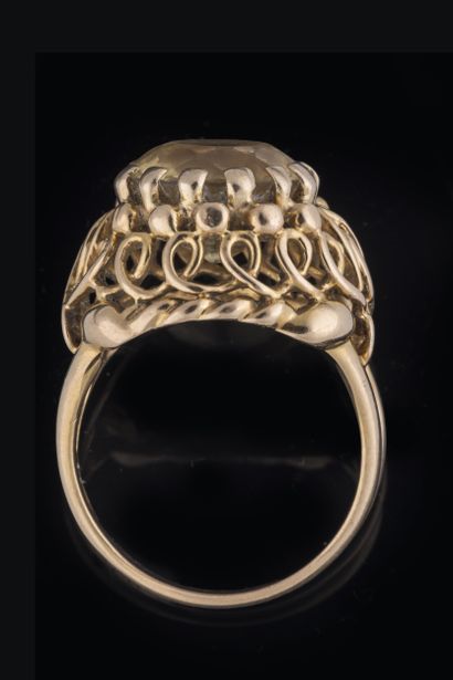 Yellow gold (750 thousandths) ring centered...