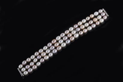 Three-row bracelet with tinted mother-of-pearl...