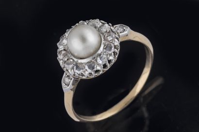 Antique daisy ring in platinum (850 thousandths)...