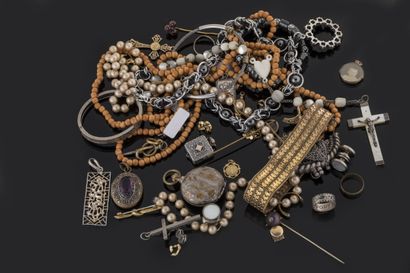 Large lot of costume jewelry: bracelet, purse,...