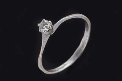 Solitaire ring in white gold (750 thousandths)...