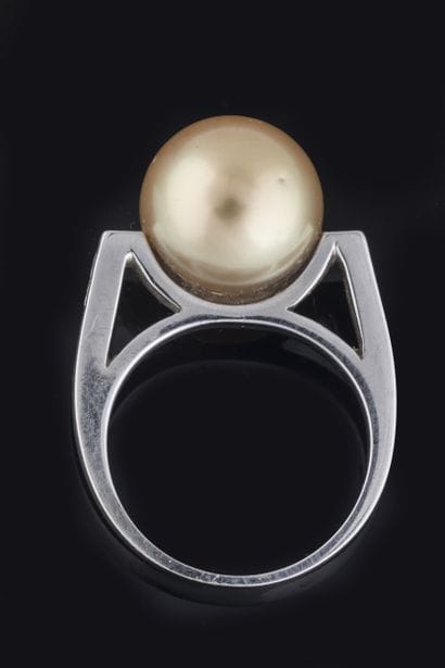 Ring centered on a yellow 