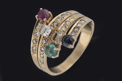 Bague centrée des quatre pierres précieuses...