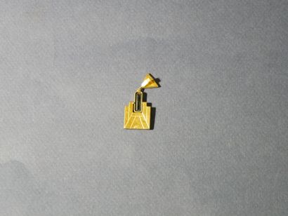 ORIA. Art Deco pendant in gilded metal decorated...