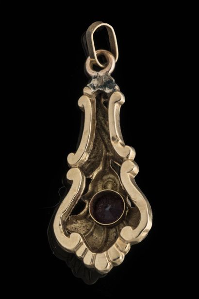 Pendentif (ancienne boucle d’oreille) en...