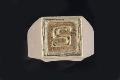 Barrel-shaped signet ring in yellow gold...