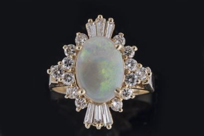 Bague centrée d’une opale cabochon dans une...