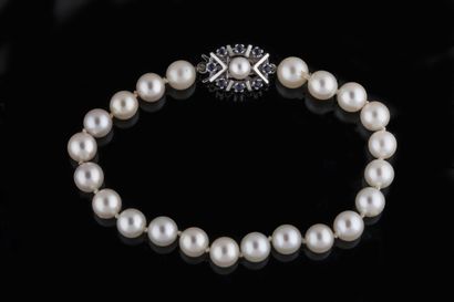 Bracelet of 22 white cultured pearls, approx....