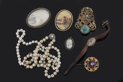 Lot de bijoux fantaisie : broches dont deux...