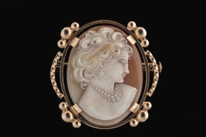 Broche camée coquillage à profil de femme...