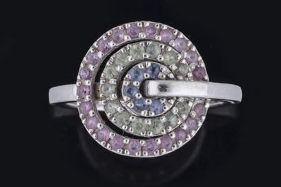 Bague à trois cercles galbés sertis de saphirs...