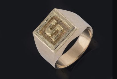 Barrel-shaped signet ring in yellow gold...
