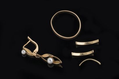 Lot of accidental jewelry in yellow gold...