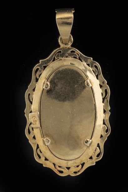 Pendentif orné d’une peinture représentant...