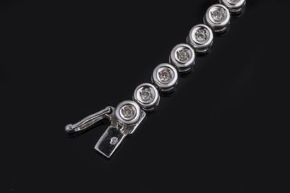 Bracelet « tennis ou rivière » serti de diamants...