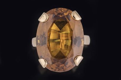 Bague centrée d’une pierre d’imitation ovale...