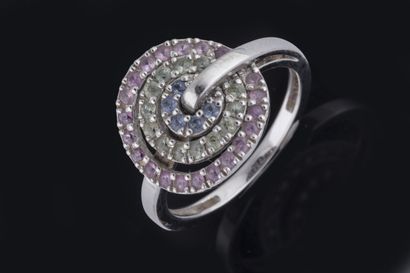 Bague à trois cercles galbés sertis de saphirs...