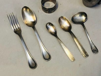 Lot comprenant: Une timbale en métal, un...