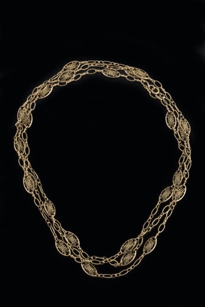 Long collier sautoir filigrané en or jaune...