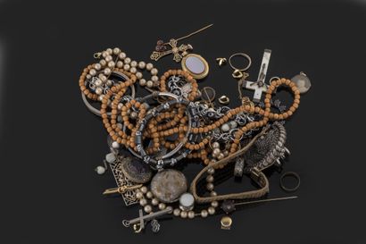 Large lot of costume jewelry: bracelet, purse,...