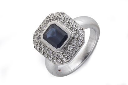 Rectangular cutaway ring in white gold (750...