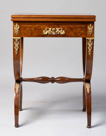 Table à jeux à plateau brisé en acajou et...