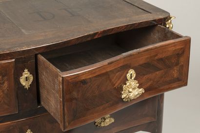 Commode à façade mouvementée en placage de...