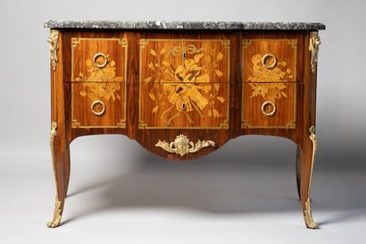 Commode à ressaut central, à décor marqueté...