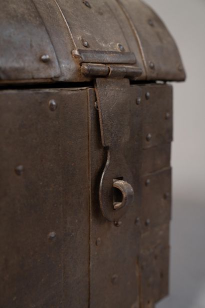Coffre de fabrique à couvercle bombé à âme...