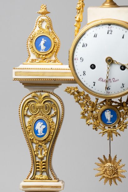 Pendule portique en marbre blanc, bronzes...