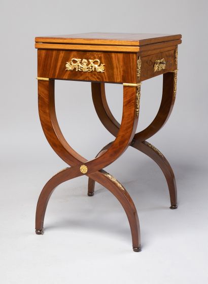 Table à jeux à plateau brisé en acajou et...