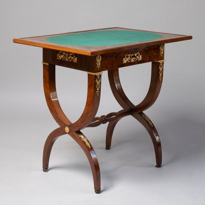 Table à jeux à plateau brisé en acajou et...