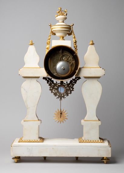 Pendule portique en marbre blanc, bronzes...